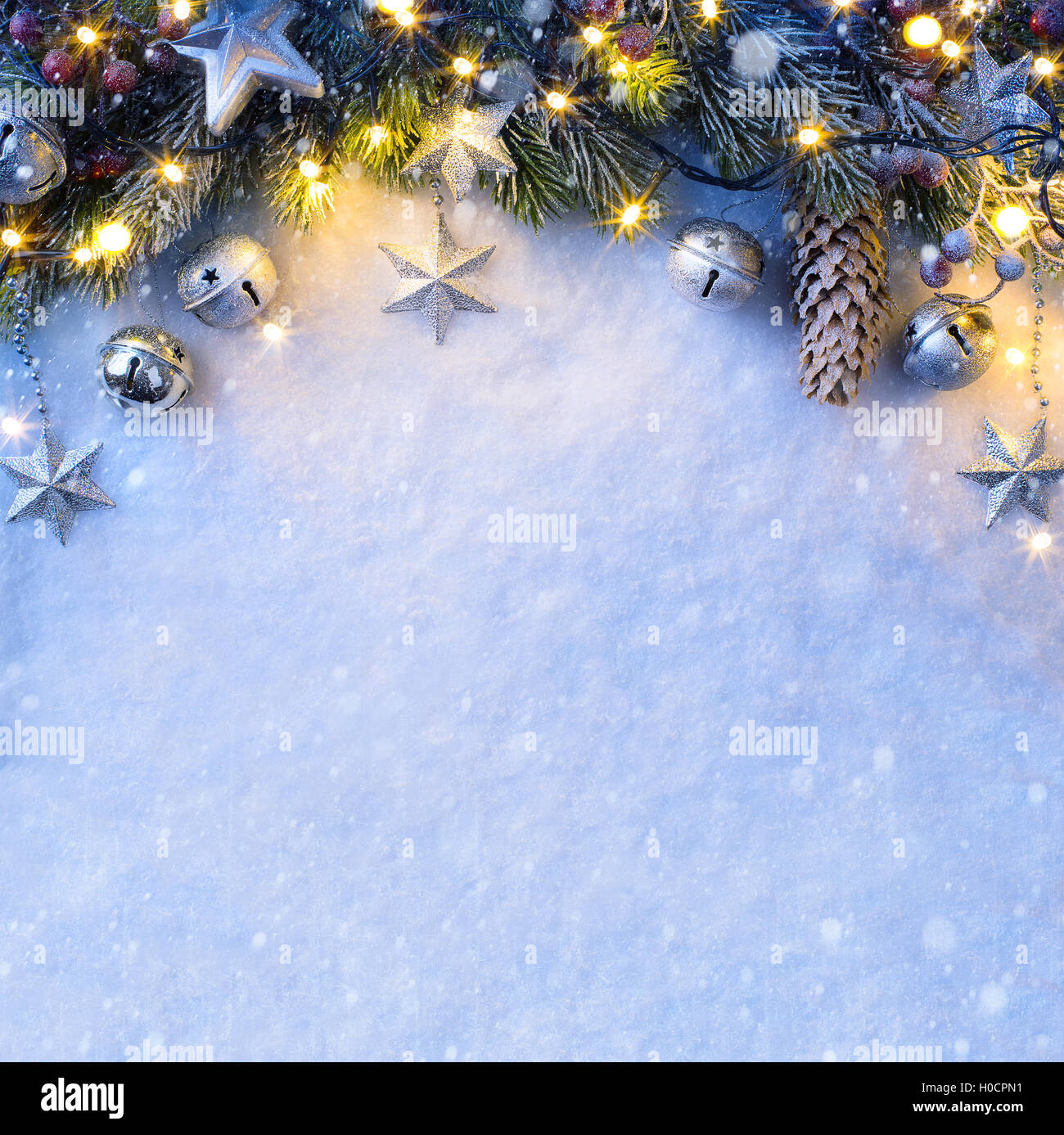 Weihnachten Hintergrund mit einem silbernen Ornament, Weihnachten Sterne, Beeren und Tannen im Schnee Stockfoto