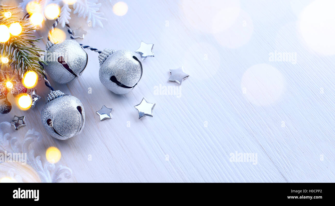 Weihnachtsbaum-Licht; Winter Hintergrund mit Frost Fir Branch Stockfoto