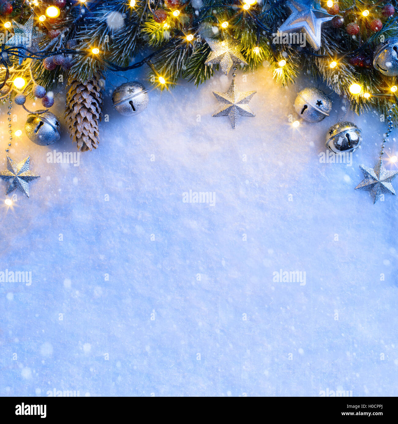 Weihnachten Hintergrund mit einem silbernen Ornament, Weihnachten Sterne, Beeren und Tannen im Schnee Stockfoto