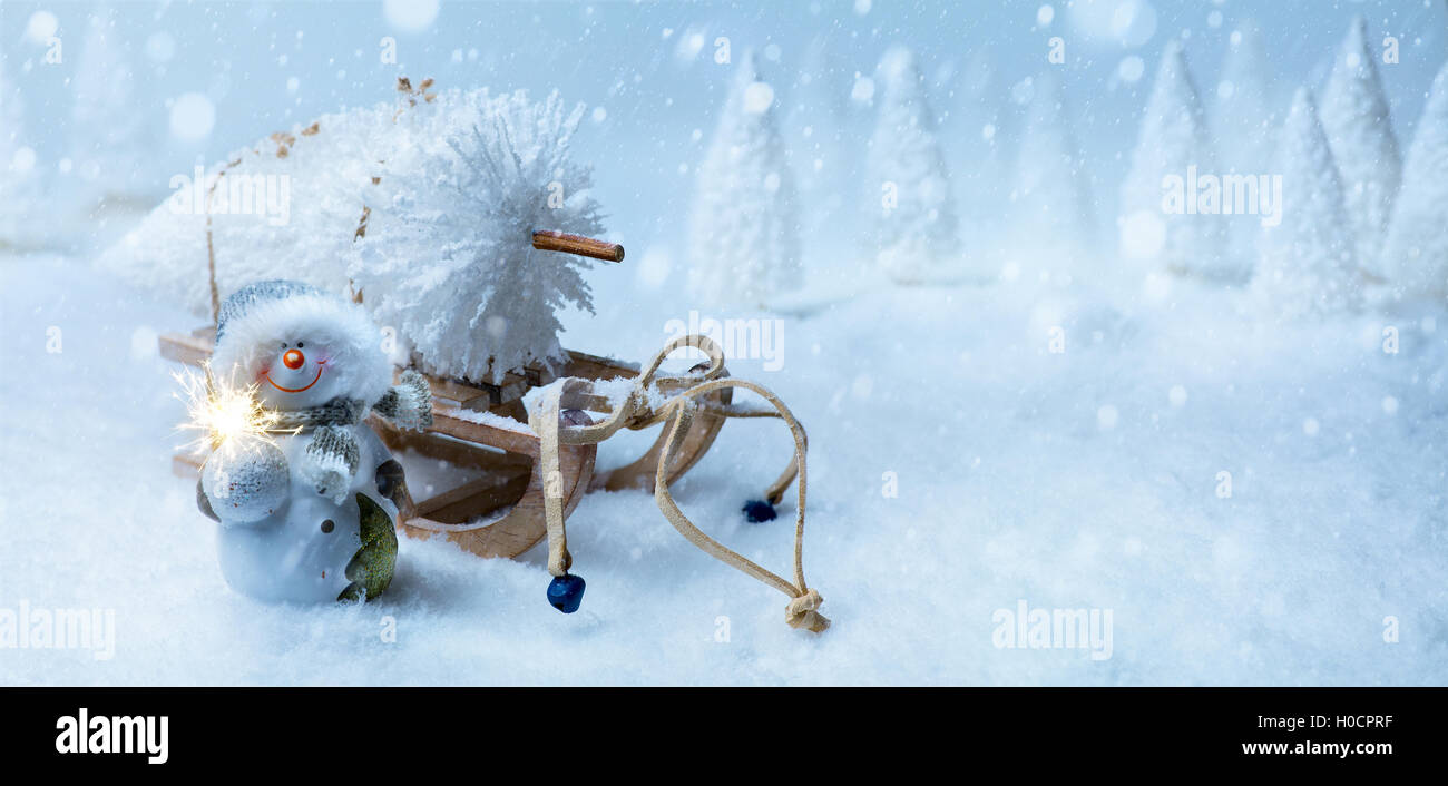 Kunst Weihnachten Hintergrund mit Weihnachtsbaum auf Schlitten Stockfoto