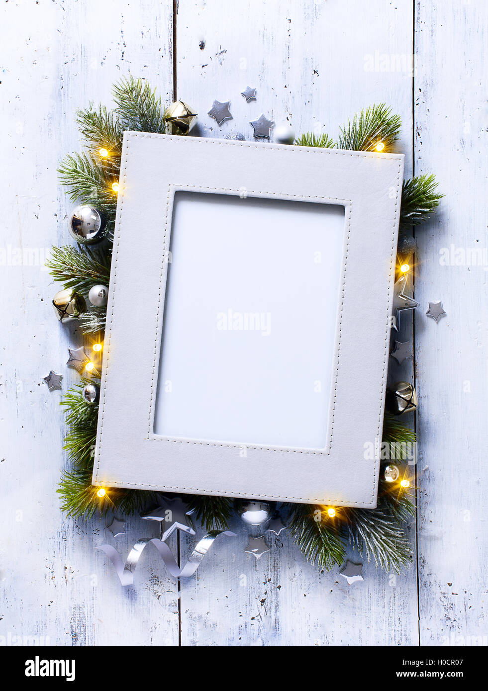 Weihnachten Hintergrund mit Tannenzweigen und Rahmen auf den alten Holzbrett im Vintage-Stil Stockfoto