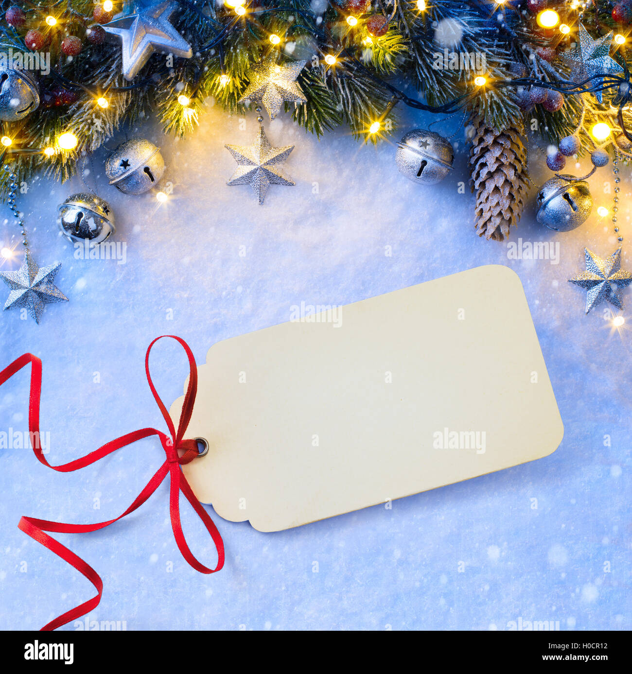 Weihnachten Hintergrund mit einem silbernen Ornament, Weihnachten Sterne, Beeren und Tannen im Schnee Stockfoto
