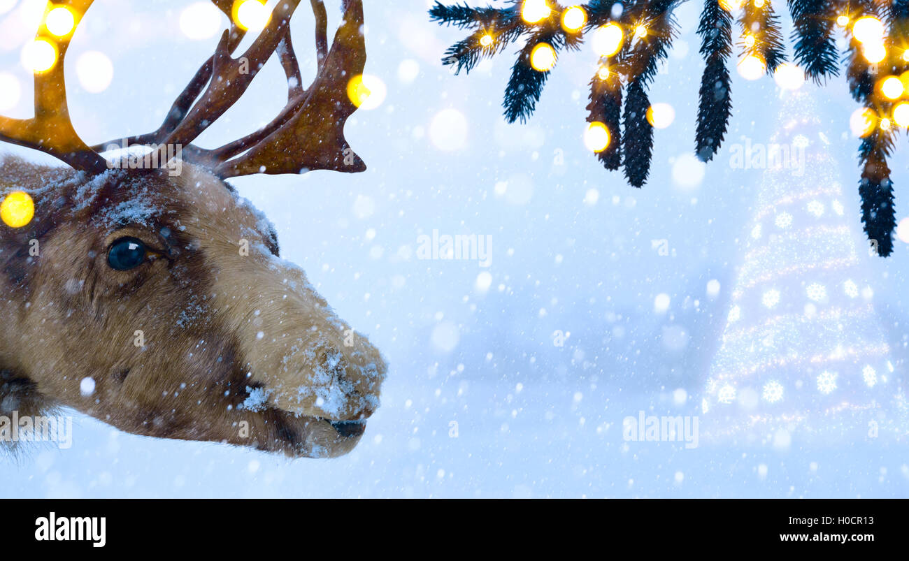 Weihnachten Urlaub Hintergrund mit Santa Claus Hirsch und Weihnachtsbaum Stockfoto