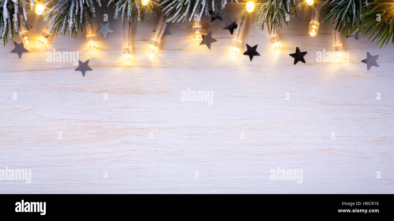 Hellen Hintergrund Weihnachten mit Ästen und Weihnachtsbeleuchtung Stockfoto