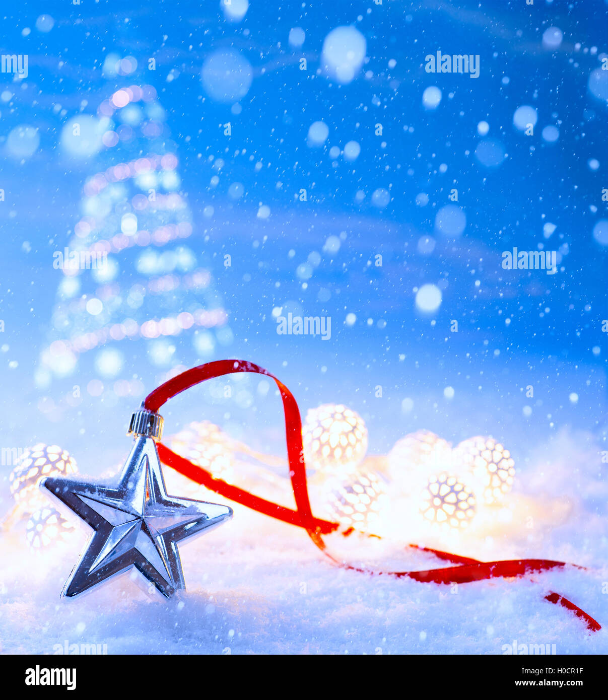 leichte Weihnachtsdekoration auf blauen Schnee Hintergrund Stockfoto
