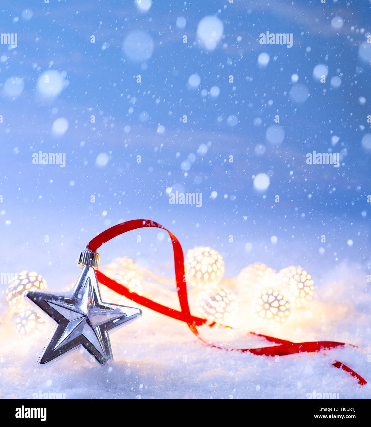 leichte Weihnachtsdekoration auf blauen Schnee Hintergrund Stockfoto