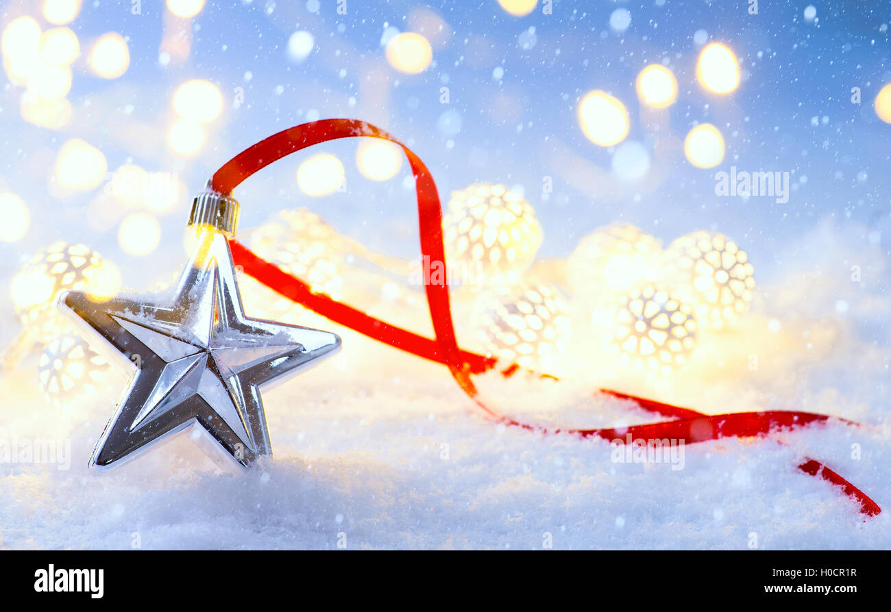 leichte Weihnachtsdekoration auf blauen Schnee Hintergrund Stockfoto
