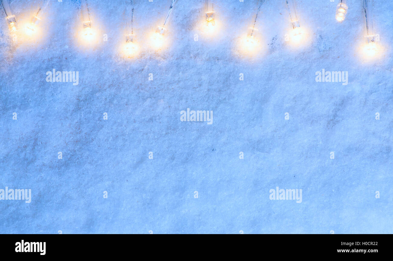 Kunst Weihnachtsbeleuchtung auf blauen Schnee Hintergrund Stockfoto