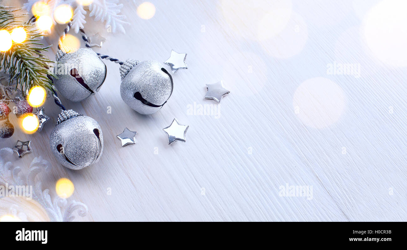 Weihnachtsbaum-Licht; Winter Hintergrund mit Frost Fir Branch Stockfoto