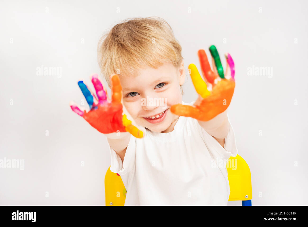 kleiner Junge Hände in bunten Farben lackiert Stockfoto