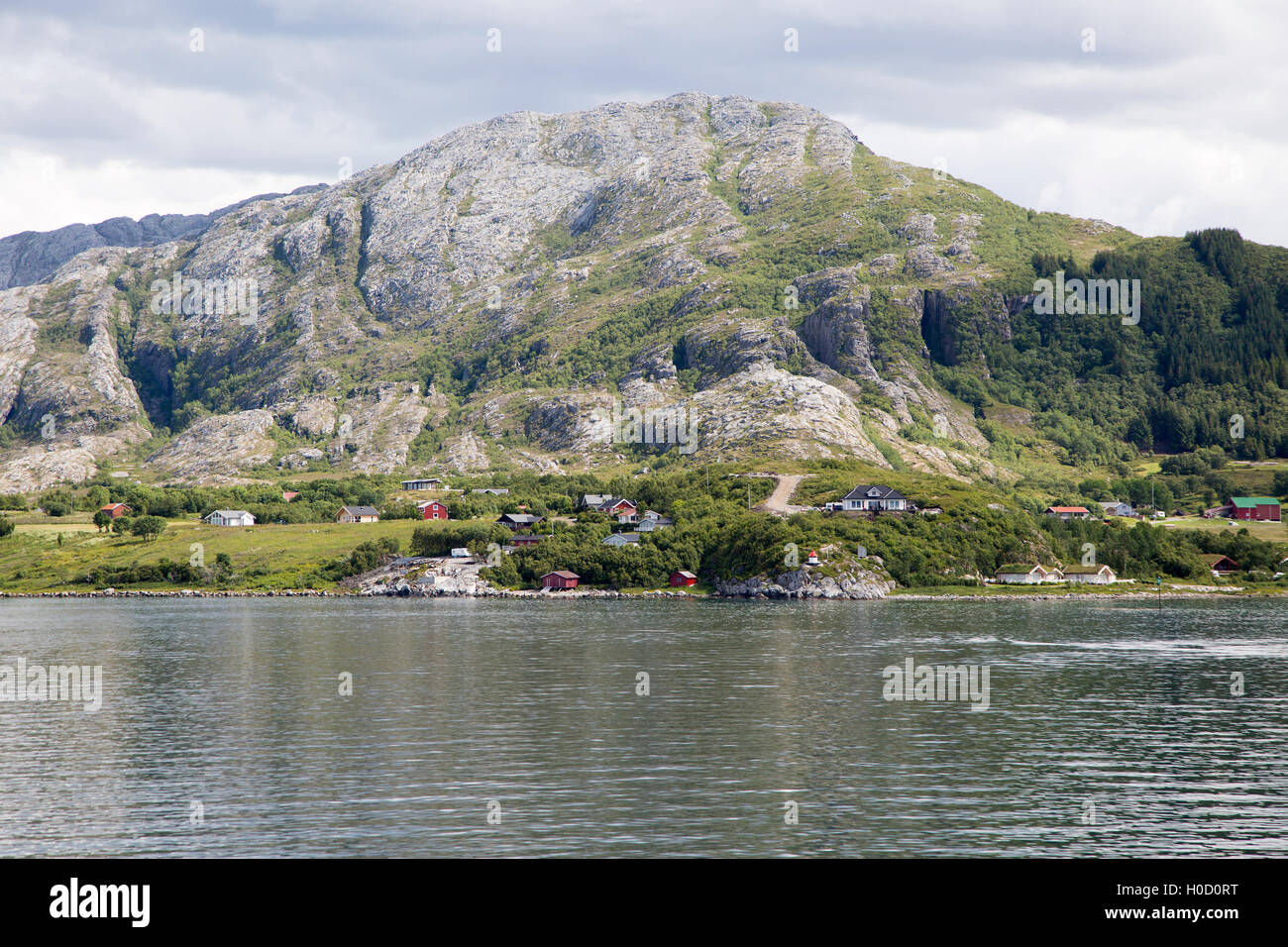 Felsigen Küsten der ländlichen Kulturlandschaft in der Nähe von Sandnessjoen, Nordland, Norwegen Stockfoto