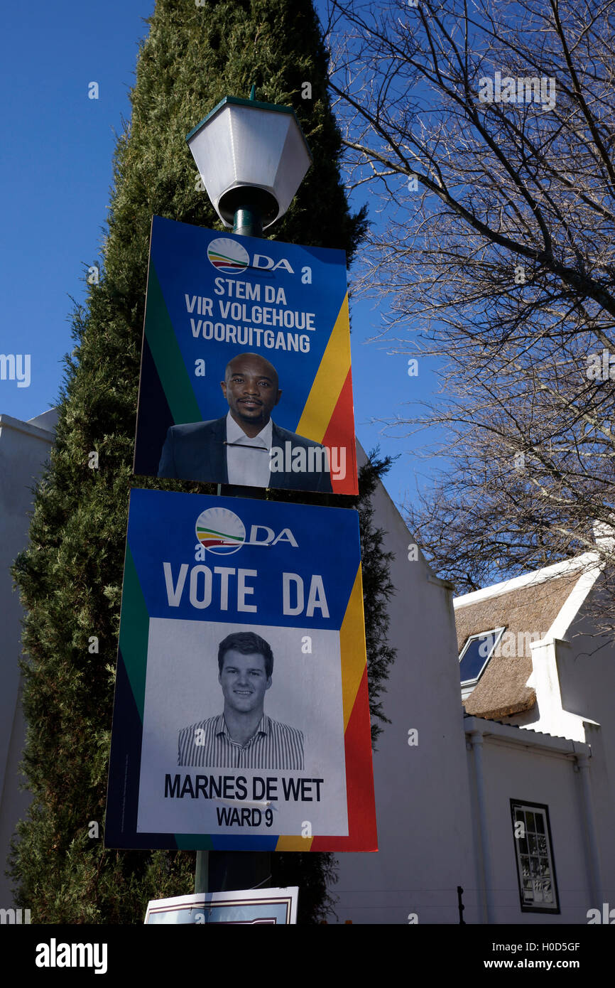 Wahlplakate auf Pole in Stellenbosch, Westkap, Südafrika. Stockfoto