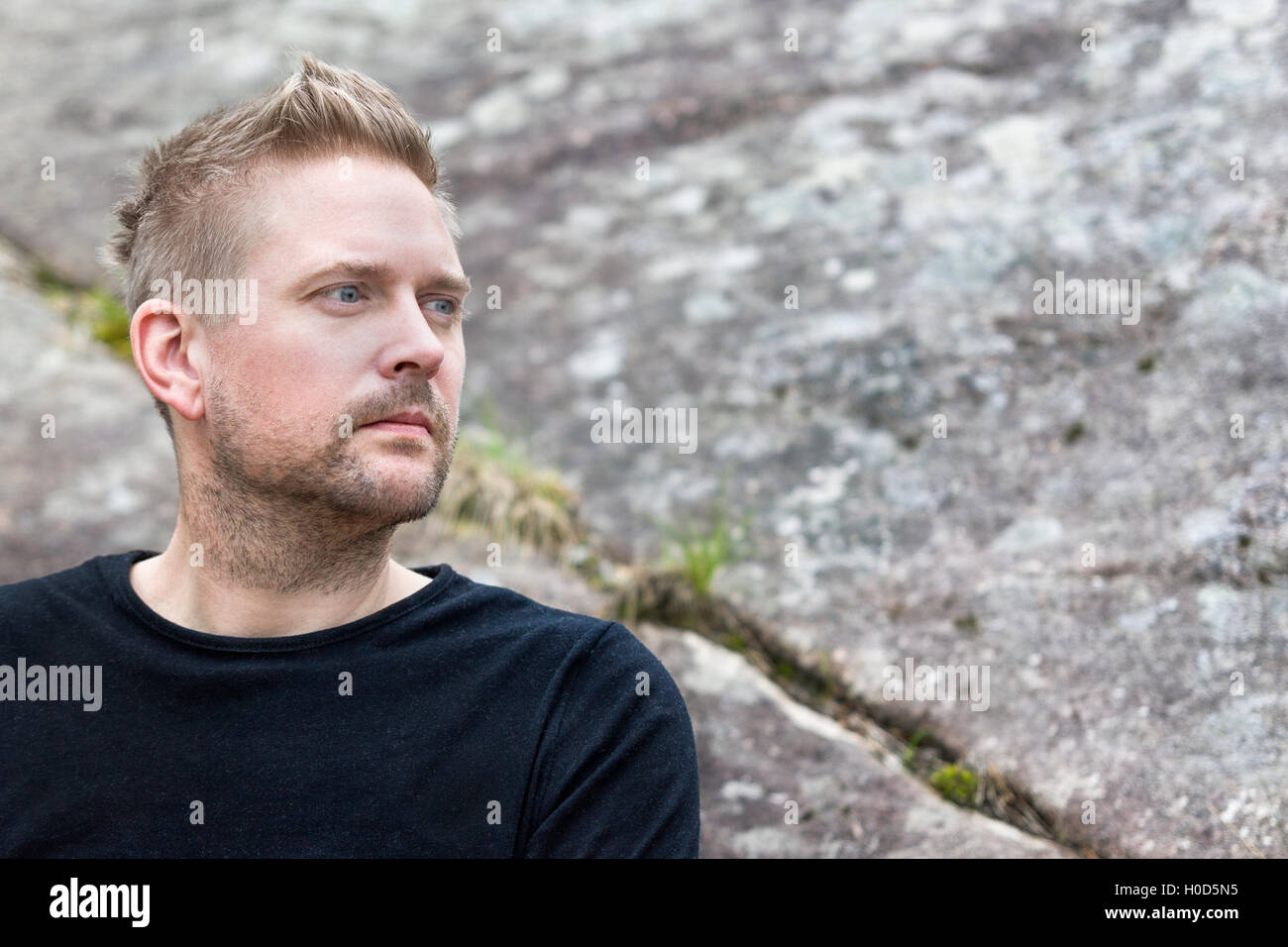 Outdoor Portrait von stattlichen Mitte der erwachsene Mann mit robusten Drei-Tage-Bart weg schauen Model Release: Ja. Property Release: Nein. Stockfoto