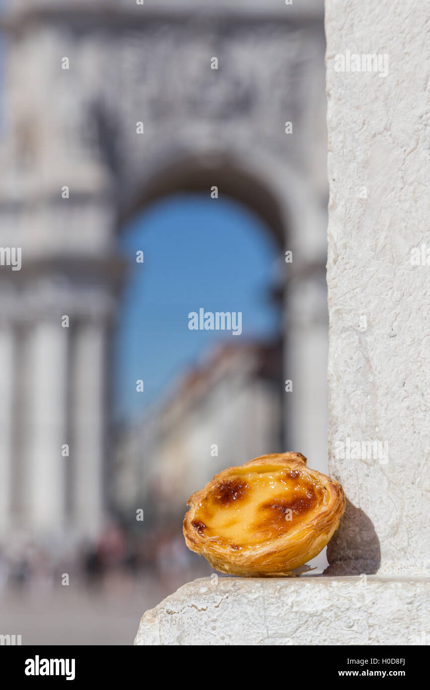 Traditionelle portugiesische Ei herb pastöse Kuchen Dessert Pasteis de Nata auf Hintergrund Sehenswürdigkeiten in Lissabon, Portugal. Stockfoto