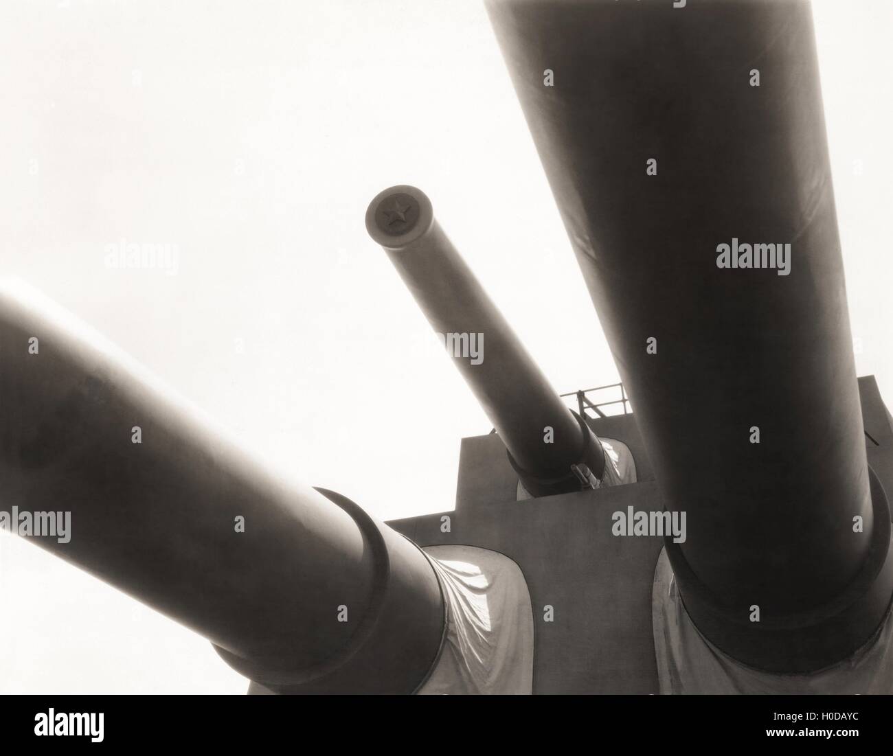 Niedrigen Winkel Ansicht der Kanonen auf Schlachtschiff Stockfoto
