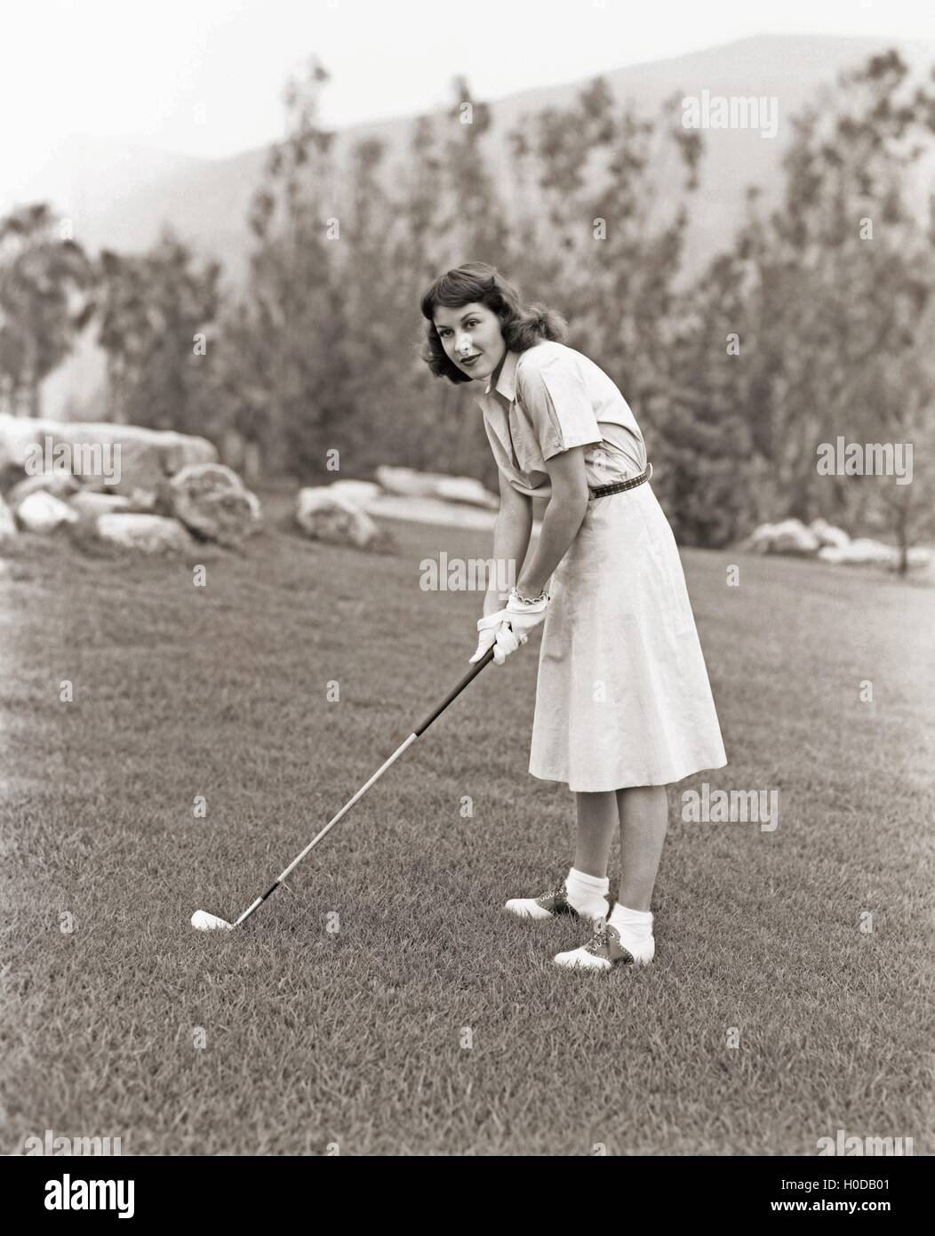 Frau in weißen Handschuhen, Golf spielen Stockfoto