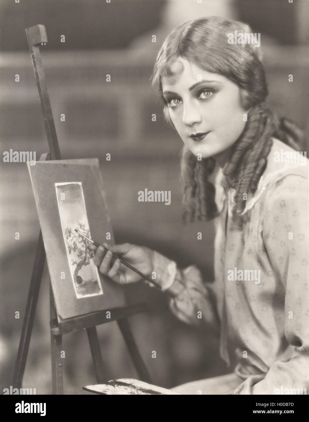 Porträt einer Künstlerin mit ihrer Staffelei ein Bild eines Baumes Stockfoto