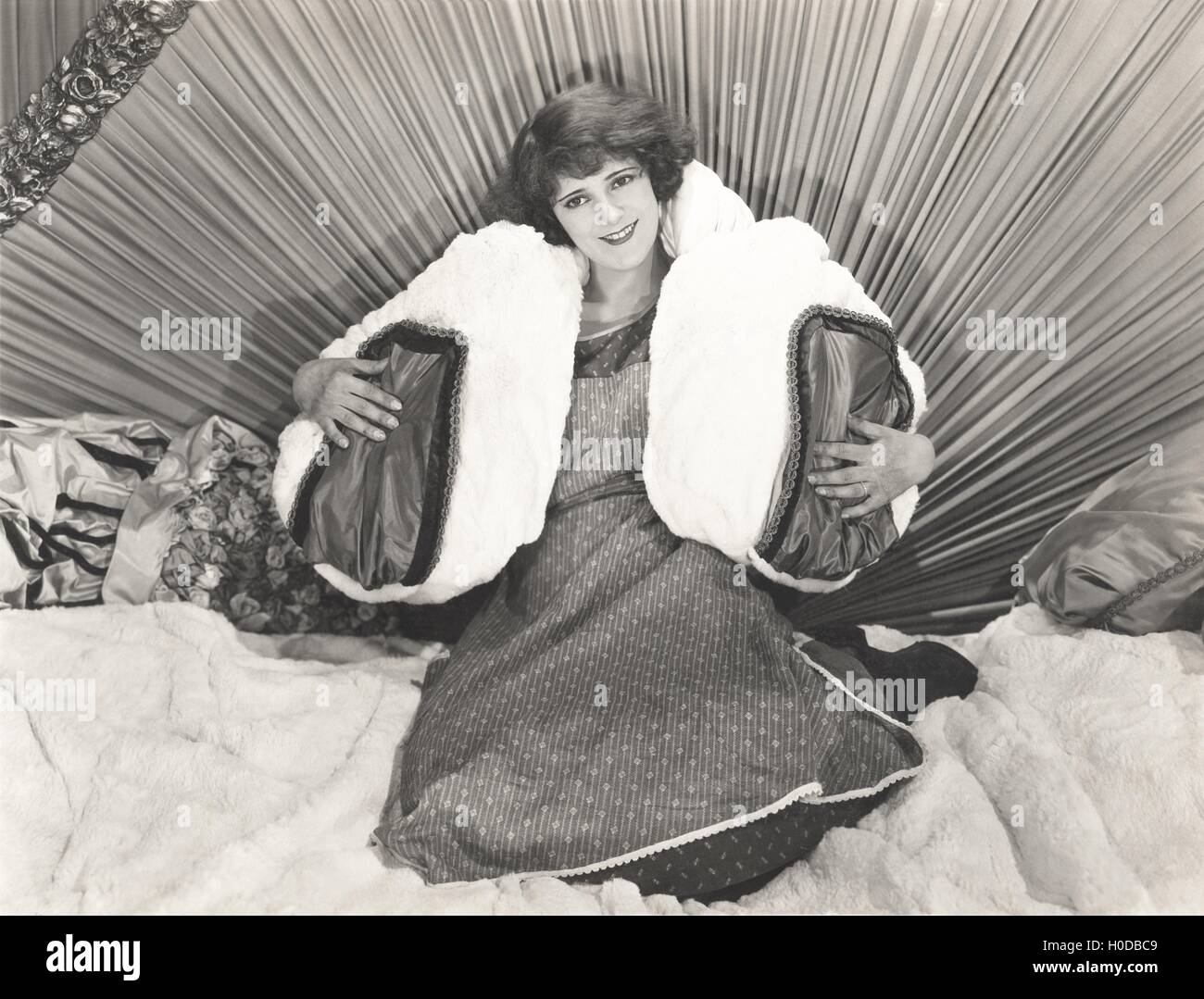 Frau im Bett mit Kissen Stockfoto