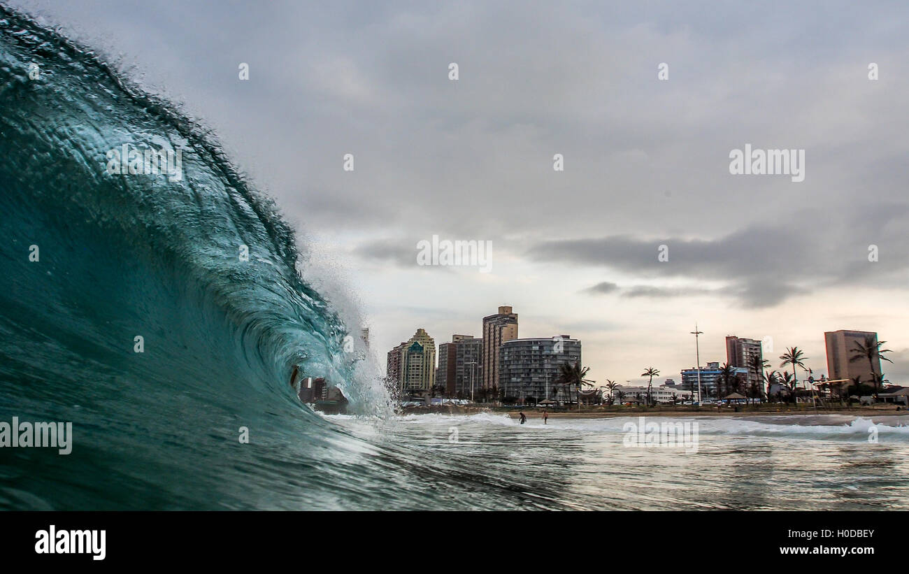 Eine Welle bricht am Strand in Durban, Südafrika Stockfoto