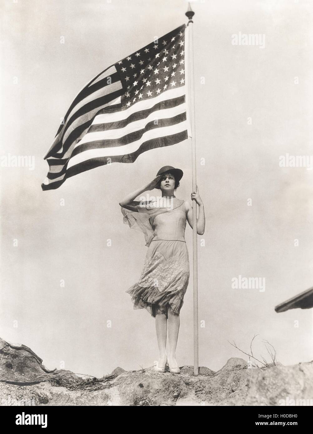 Patriotische Frau amerikanische Flagge und grüßte Stockfoto