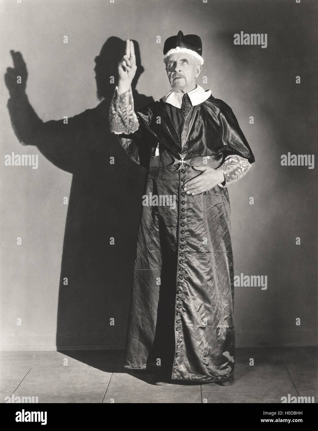 Kardinal geben einen Segen Stockfoto