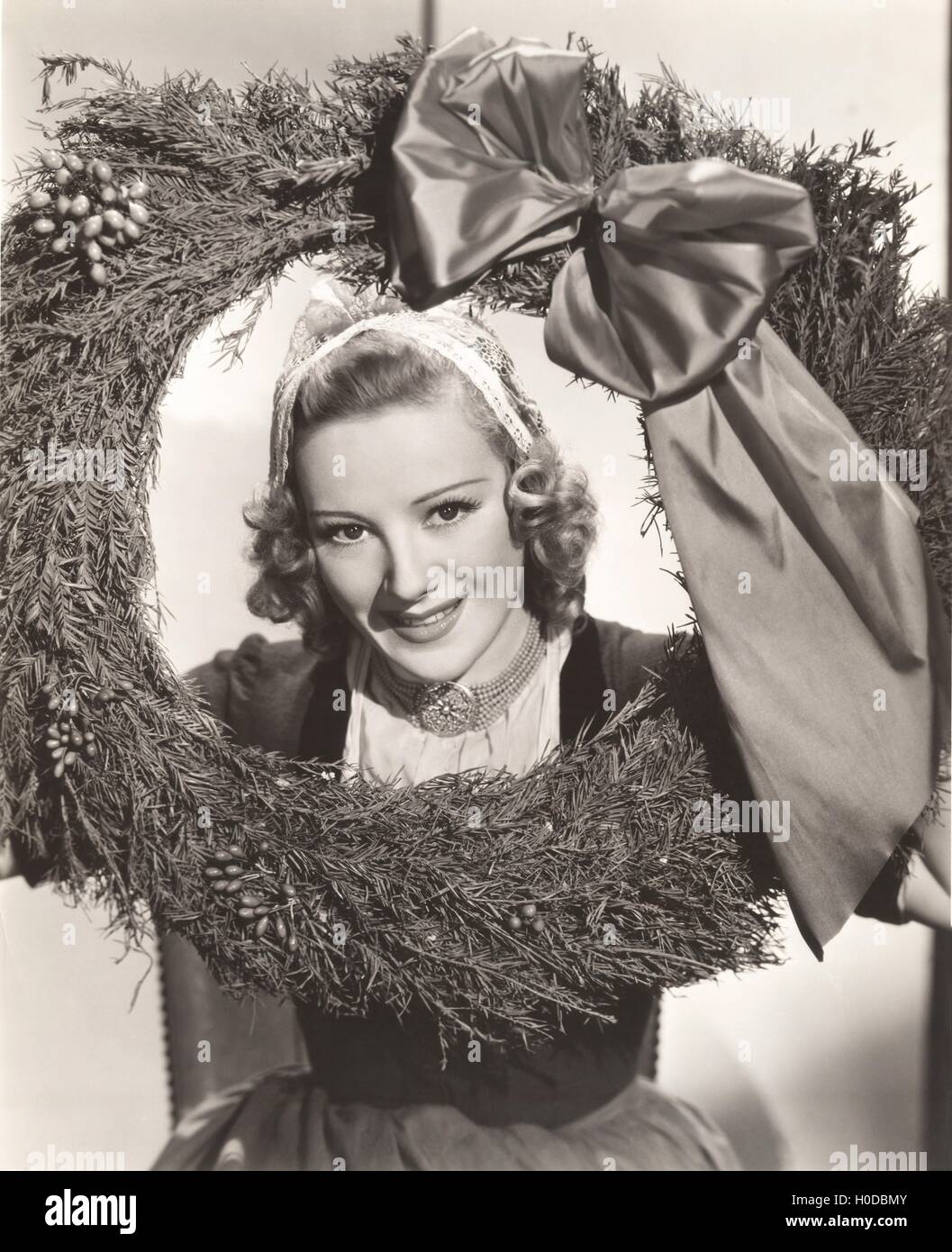 Frau mit großen Adventskranz mit Bogen Stockfoto