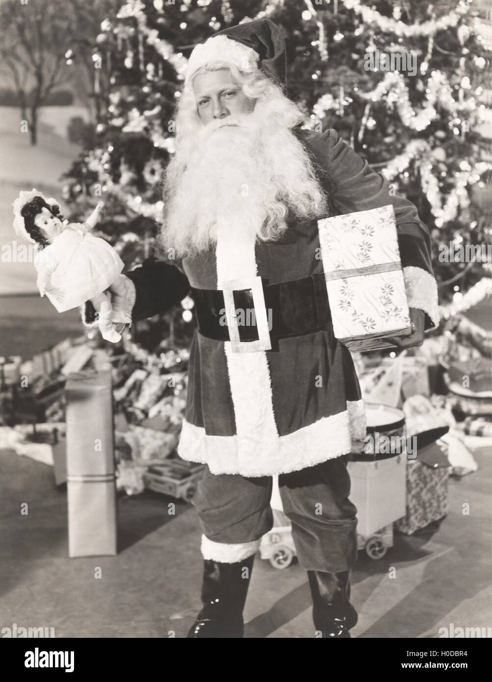 Weihnachtsmann mit Geschenken Stockfoto