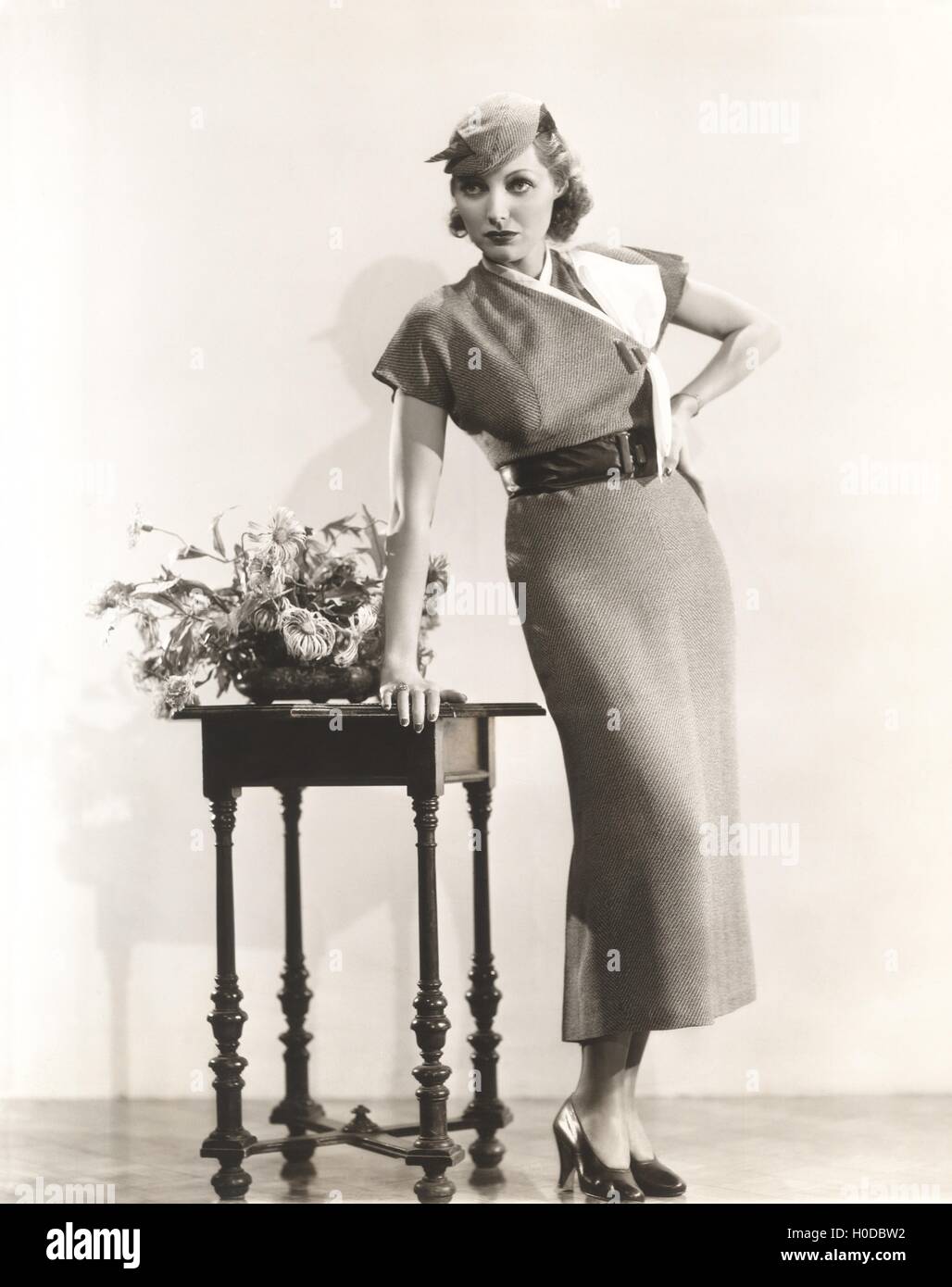 Frau posiert in langes Kleid mit passender Hut Stockfoto