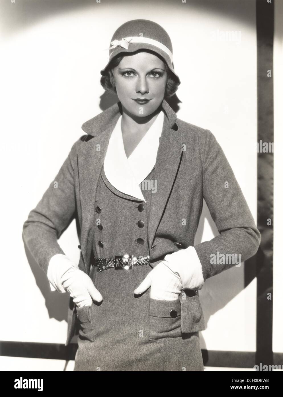 Damenkleid tragen Anzug mit passender Hut Stockfoto