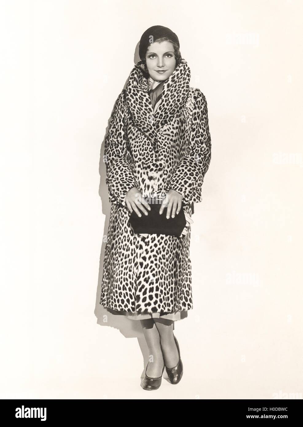 Porträt der Frau trägt ein Leopard print Mantel Stockfoto