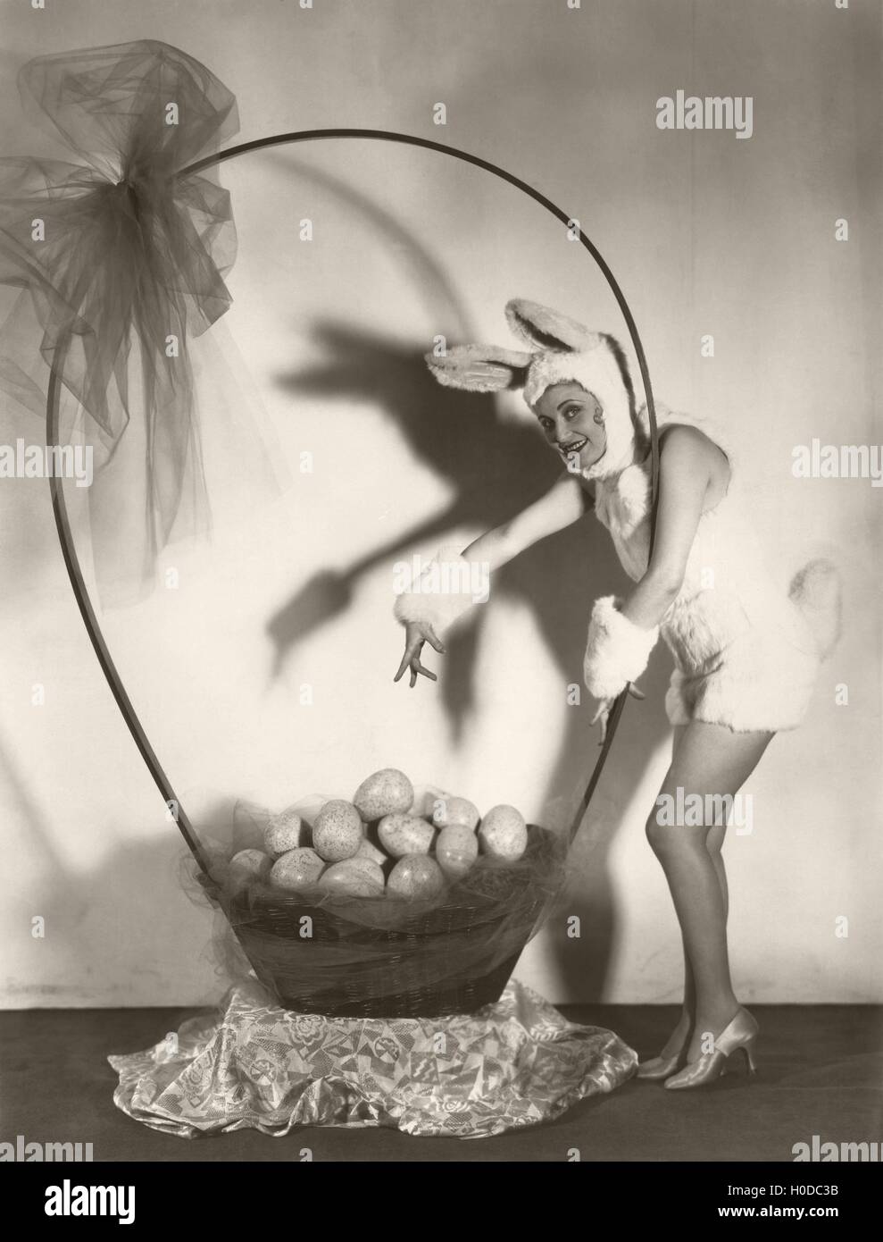Frau im Bunny-Kostüm mit großen Korb mit Ostereiern Stockfoto