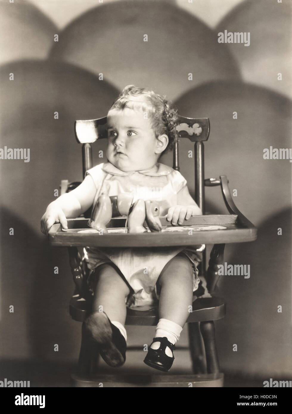 Niedliche Baby Hochstuhl sitzen Stockfoto
