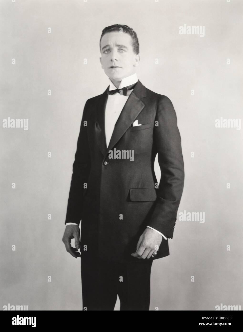 Mann in formalen weißen Kragen und Smoking Stockfoto