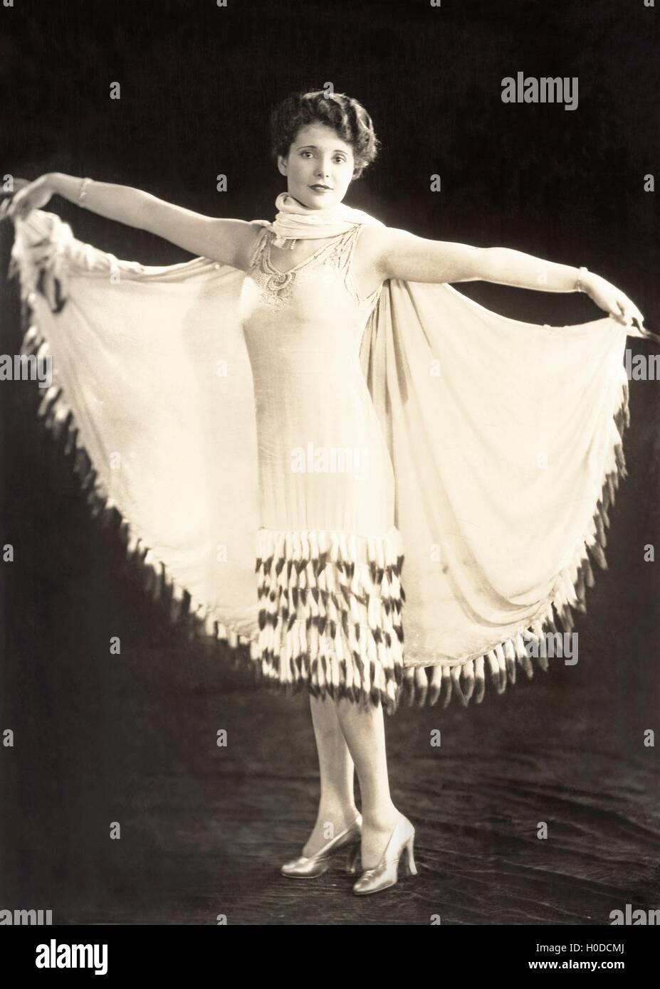 Frau in tasseled Kleid und Umhang Stockfoto