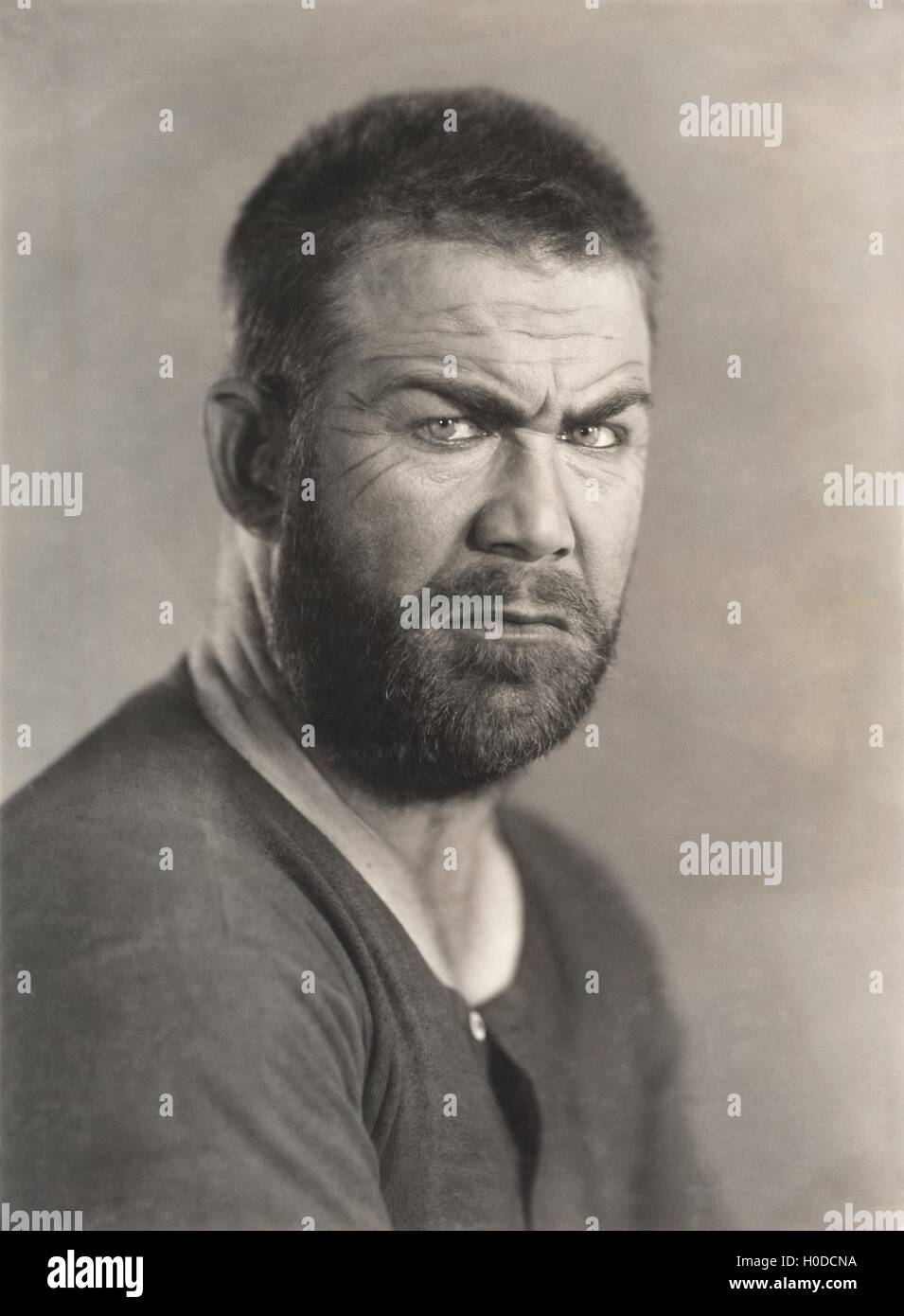 Porträt einer Stirnrunzeln bärtiger Mann Stockfoto