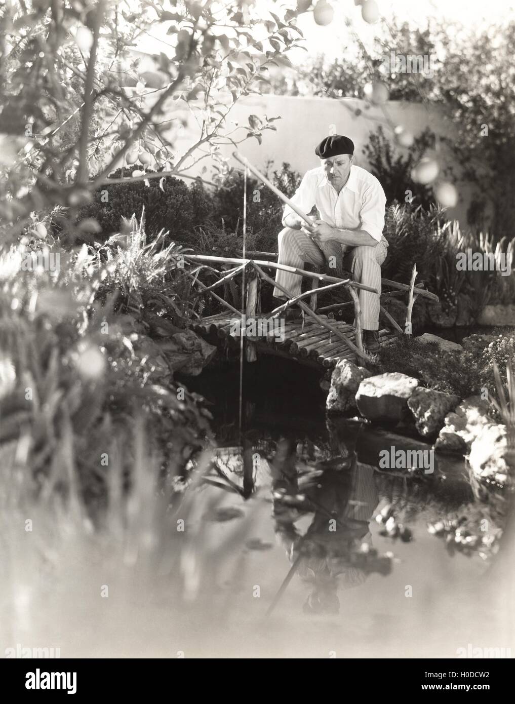 1910er mann beim angeln Fotos und Bildmaterial in hoher Auflösung Alamy