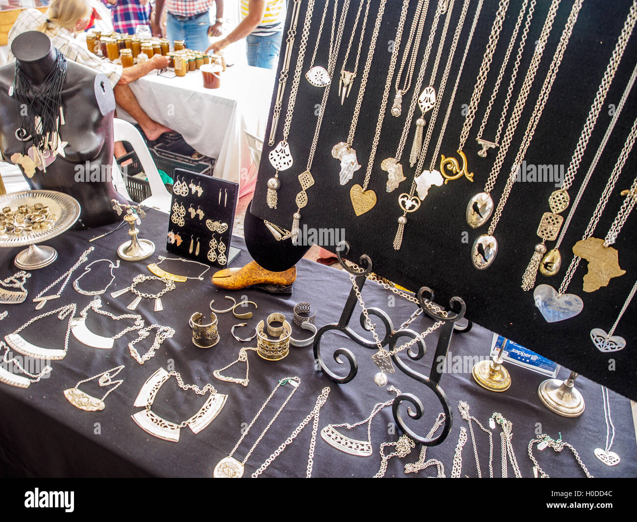 Halskette Schmuck zum Verkauf in einem Marktstand Stockfoto