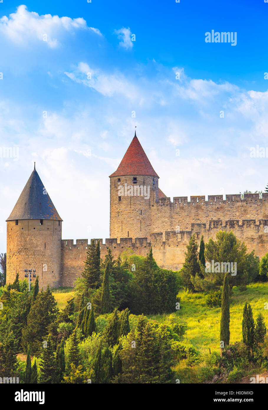 Carcassonne zitieren, mittelalterliche Festungsstadt am Sonnenuntergang. Languedoc Roussillon, Frankreich, Europa. Stockfoto