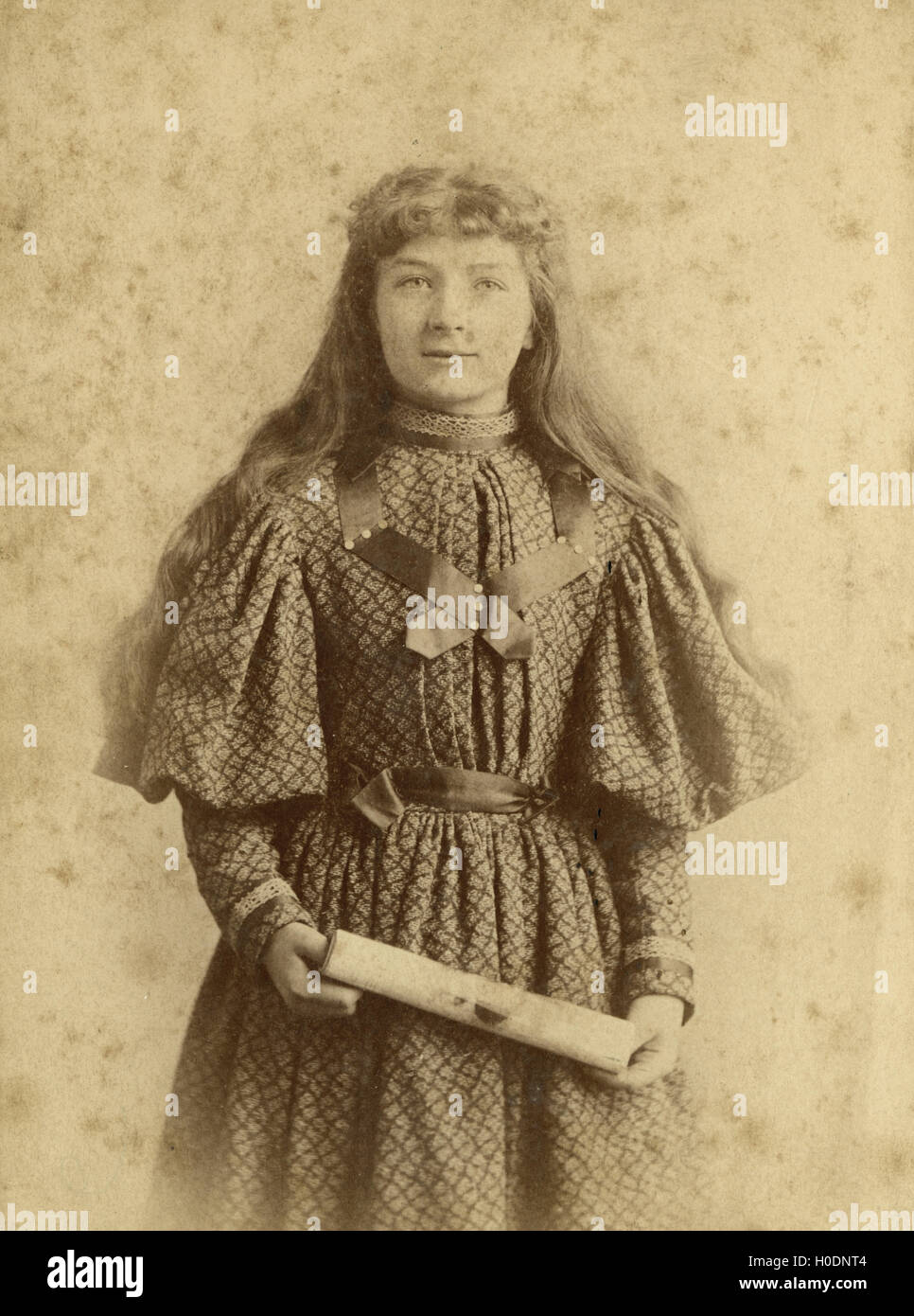 Antike c1880 Foto, junge Frau aus Valleyfield, Quebec, Kanada hält ein Diplom-Blättern. QUELLE: ORIGINAL-KABINETT-KARTE. Stockfoto