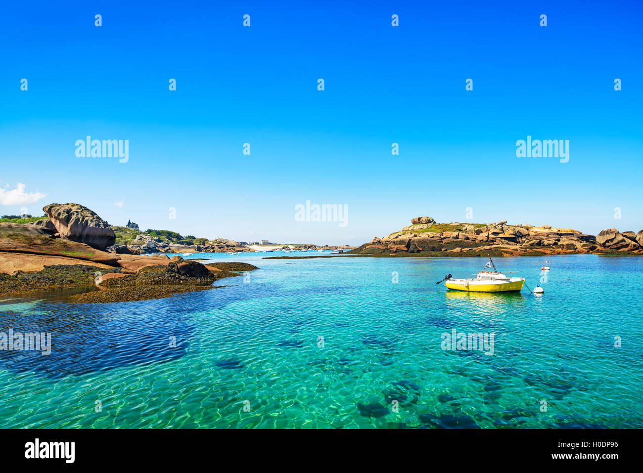 Munitionsdepot, Boot im Fischereihafen in rosa Granit Küste und den Atlantischen Ozean. Armor Küste Les Rochers, Bretagne, Frankreich. Europa. Stockfoto