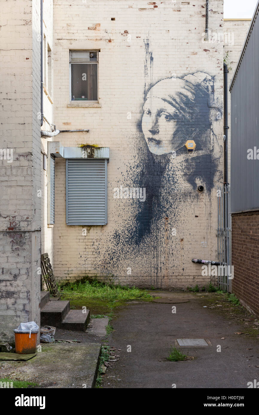 Banksy Graffiti das Mädchen mit den durchbohrten Trommelfell, Bristols Harbourside, England, UK Stockfoto