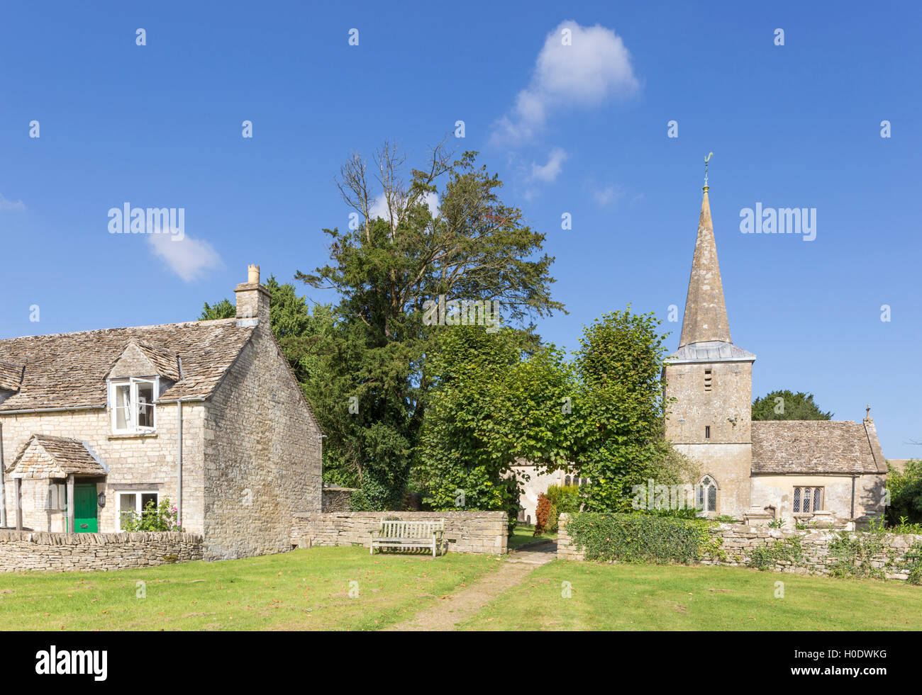 Die Cotswold Dorf Rodmarton und die Pfarrei Kirche von Str. Matthew, Gloucestershire, England, UK Stockfoto