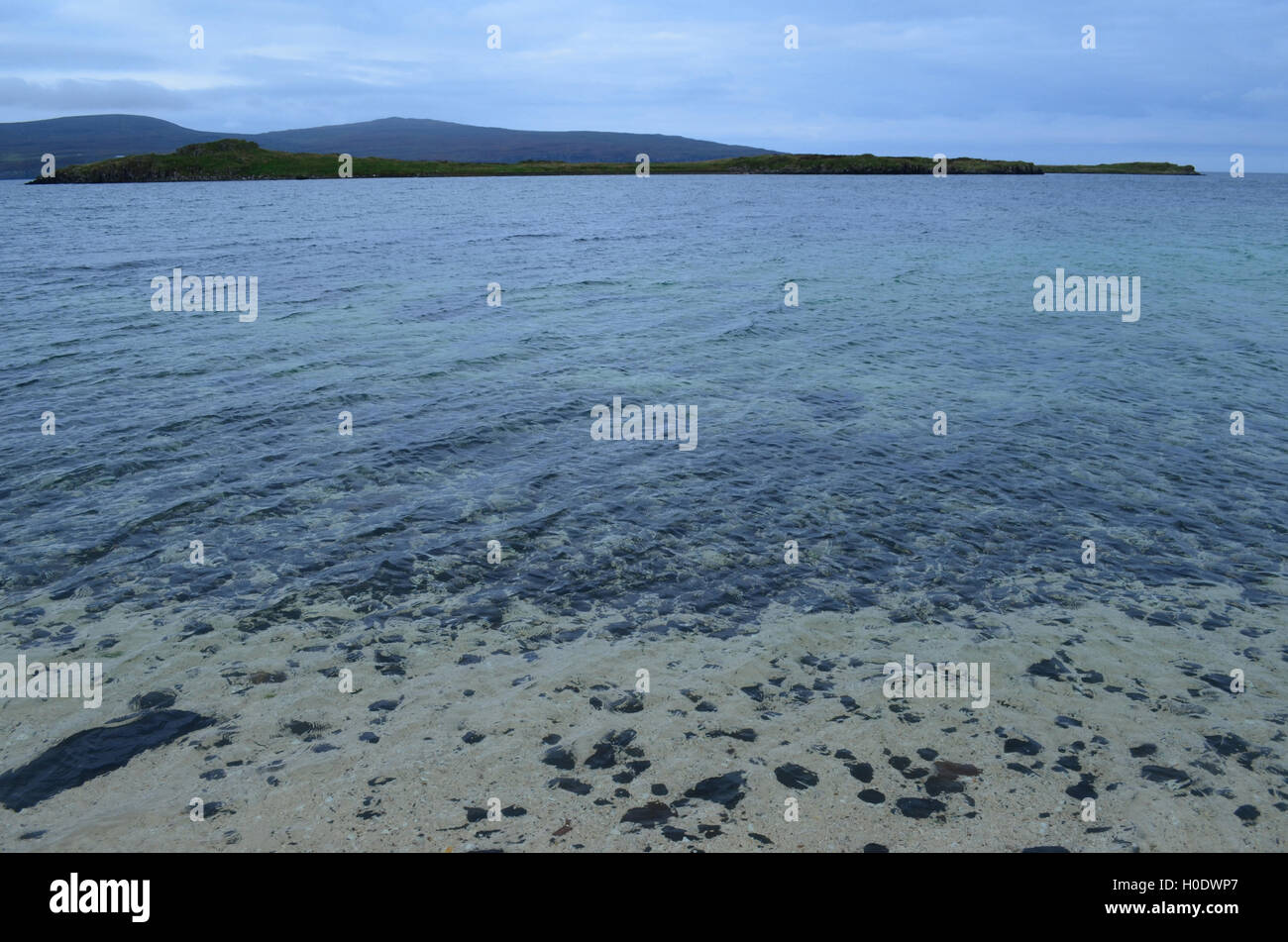 Das Wasser des Loch Dunvegan sind kristallklar auf der Korallenstrand. Stockfoto