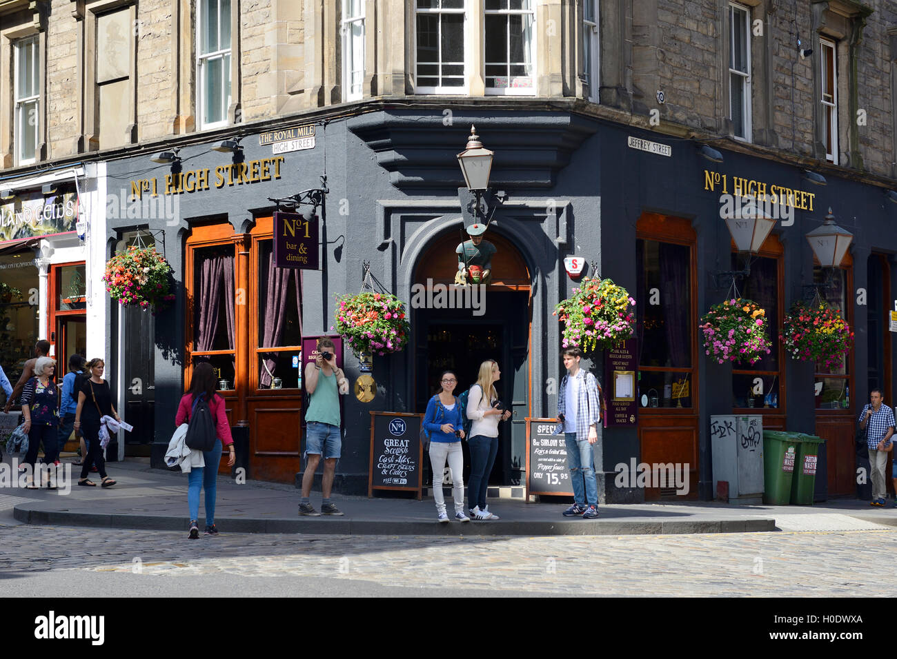 No 1 High Street Bar auf der Royal Mile, Edinburgh, Schottland Stockfoto