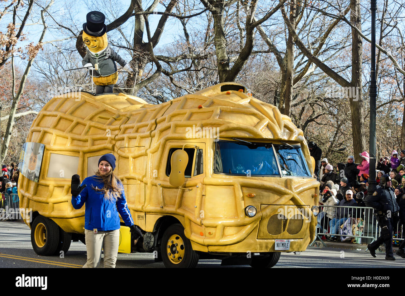Die Pflanzer Erdnüsse Maskottchen, Herr Peanut, fährt die Nutmobile in die Macy's Thanksgiving Day Parade in New York City. Stockfoto