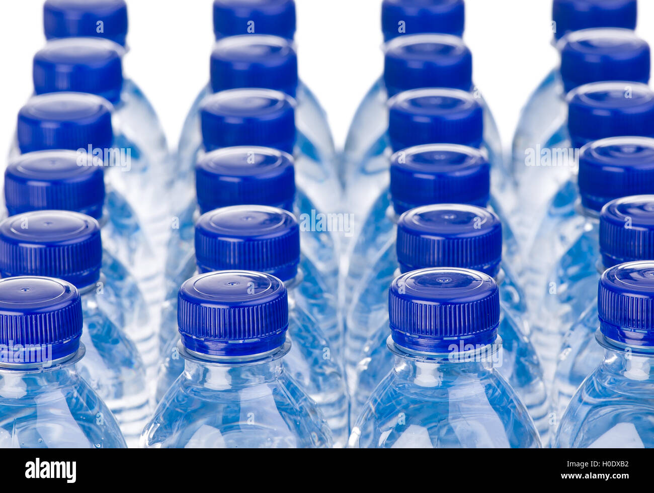 Reihen von Wasserflaschen isoliert auf weißem Hintergrund Stockfoto
