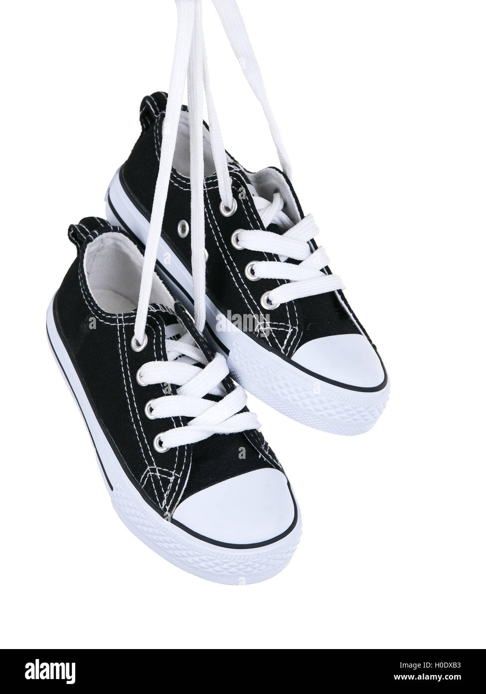 Vintage schwarze Schuhe auf reinen weißen Hintergrund hängen Stockfoto