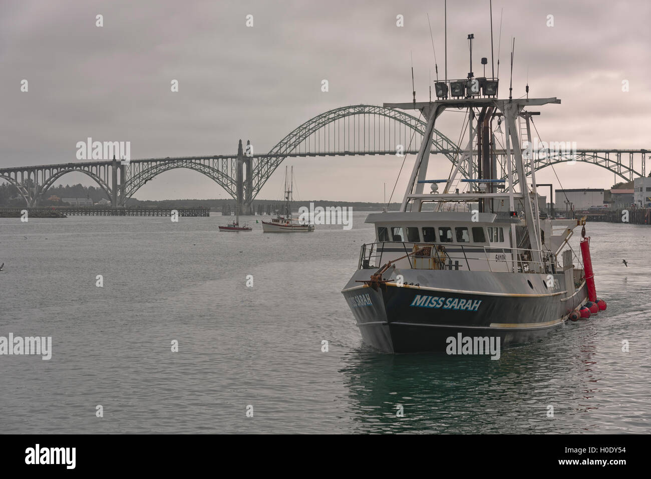 Rückkehr zum Hafen Oregon Fischereifahrzeug. Stockfoto