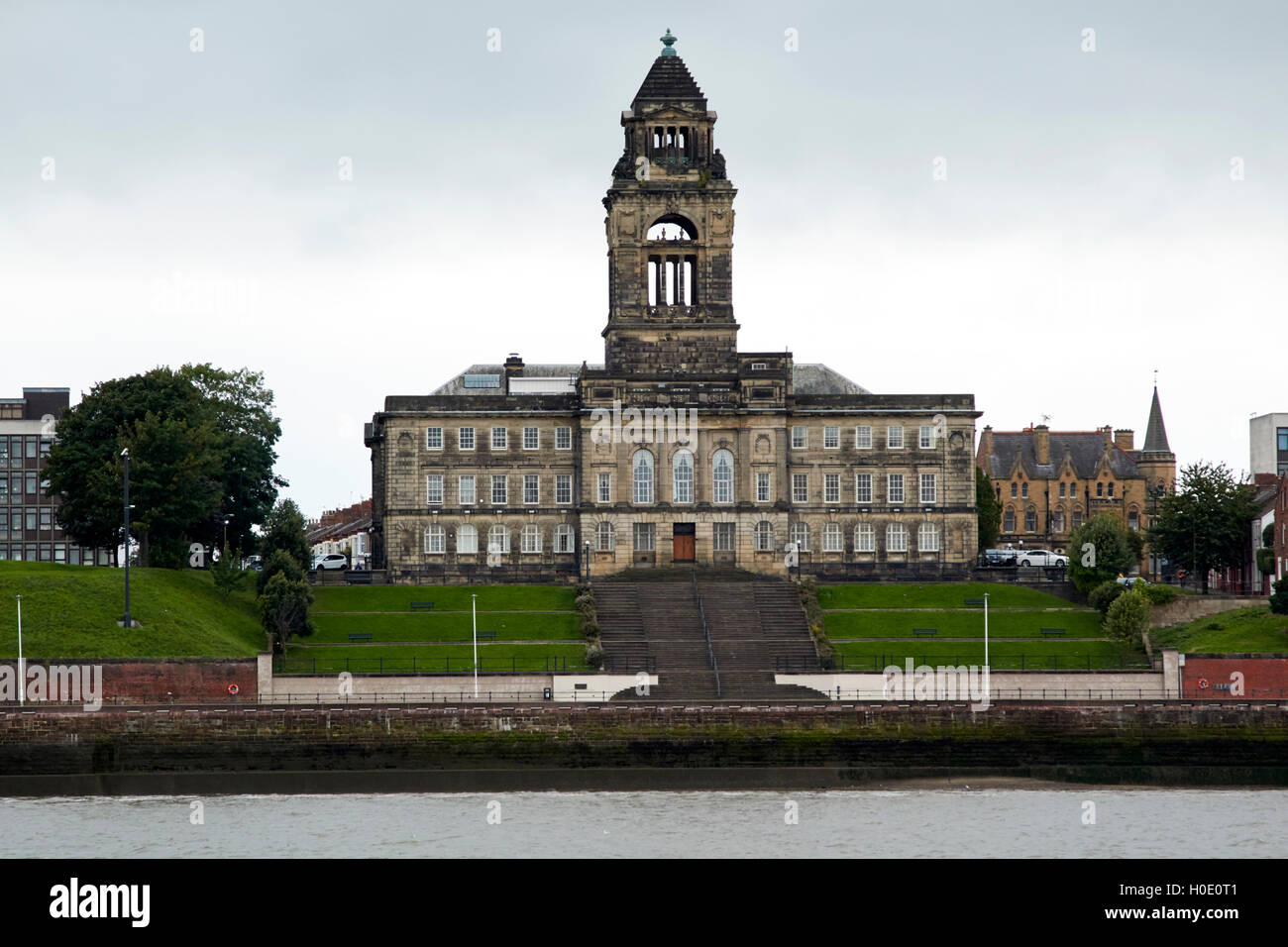 Wallasey Rathaus und Seacombe promenade Liverpool Merseyside UK Stockfoto