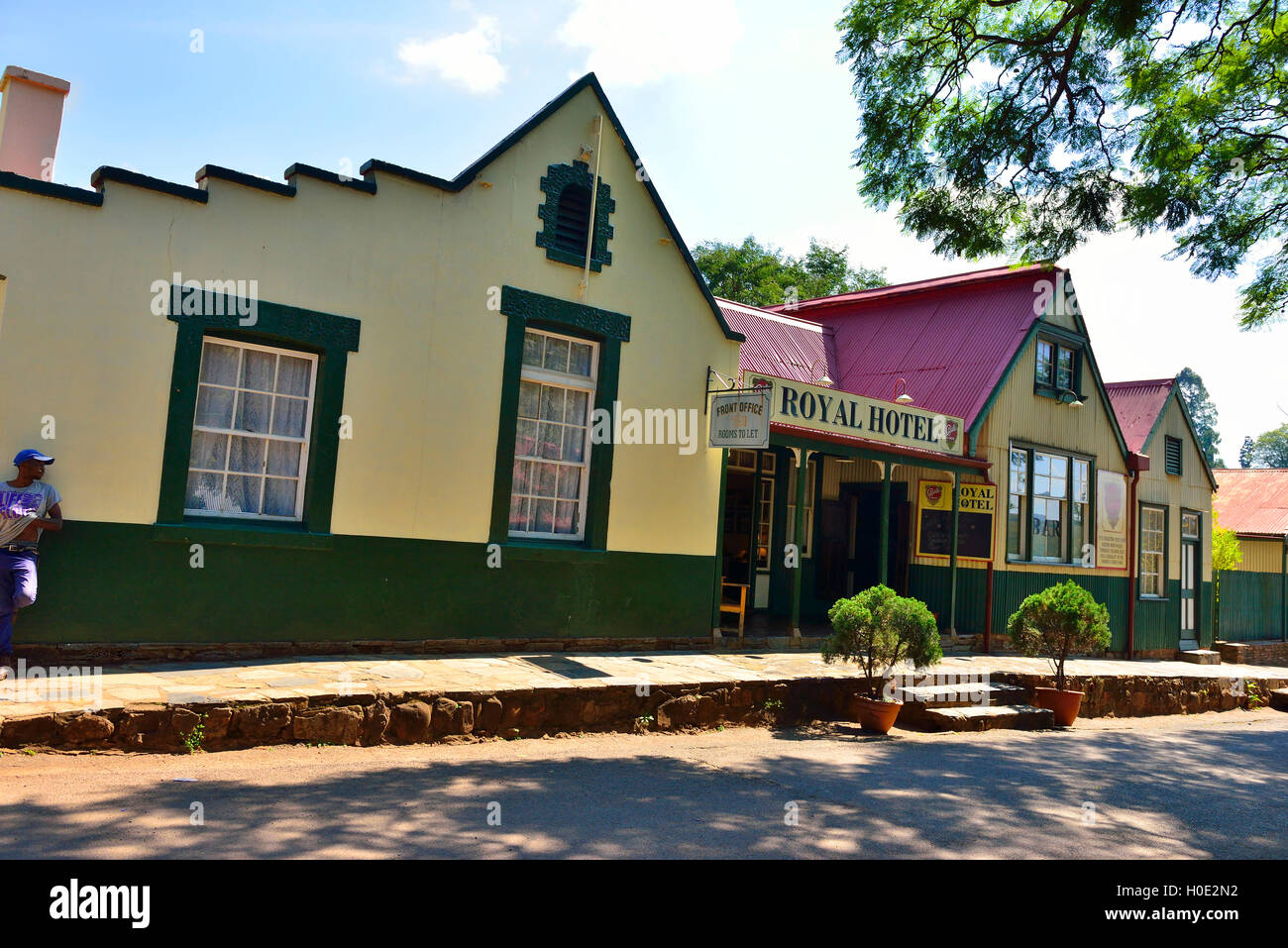Ein Südafrika schwarzen Mann ausruhen im Schatten bei Pilgrims Rest, eine nach Transvaal gold Dorf jetzt eine touristische Destination Felder Stockfoto